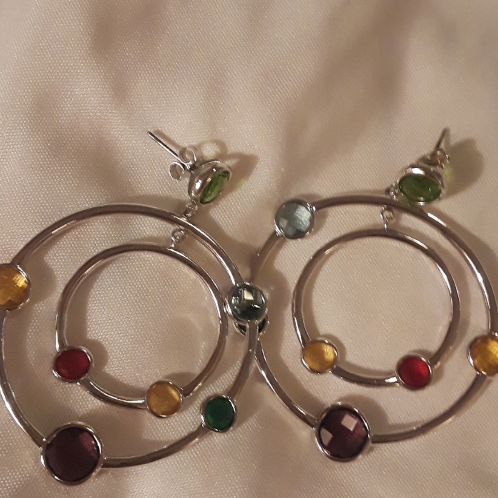 Gorgeous dangling earrings with color stones